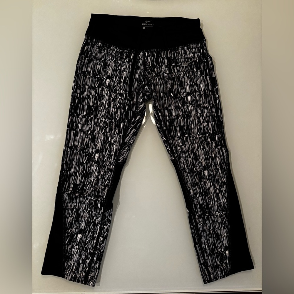 Nike Black and White Dri-FIT crop leggings